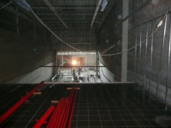 Konstrukcja sufitu podwieszanego w dużym obiekcie w trakcie montażu