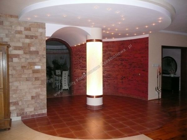 Okrągły sufit z oczkami LED nad holem