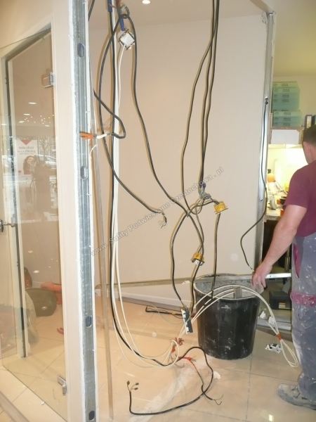 Ścianka z płyt g-k z przygotowanymi przewodami elektrycznymi
